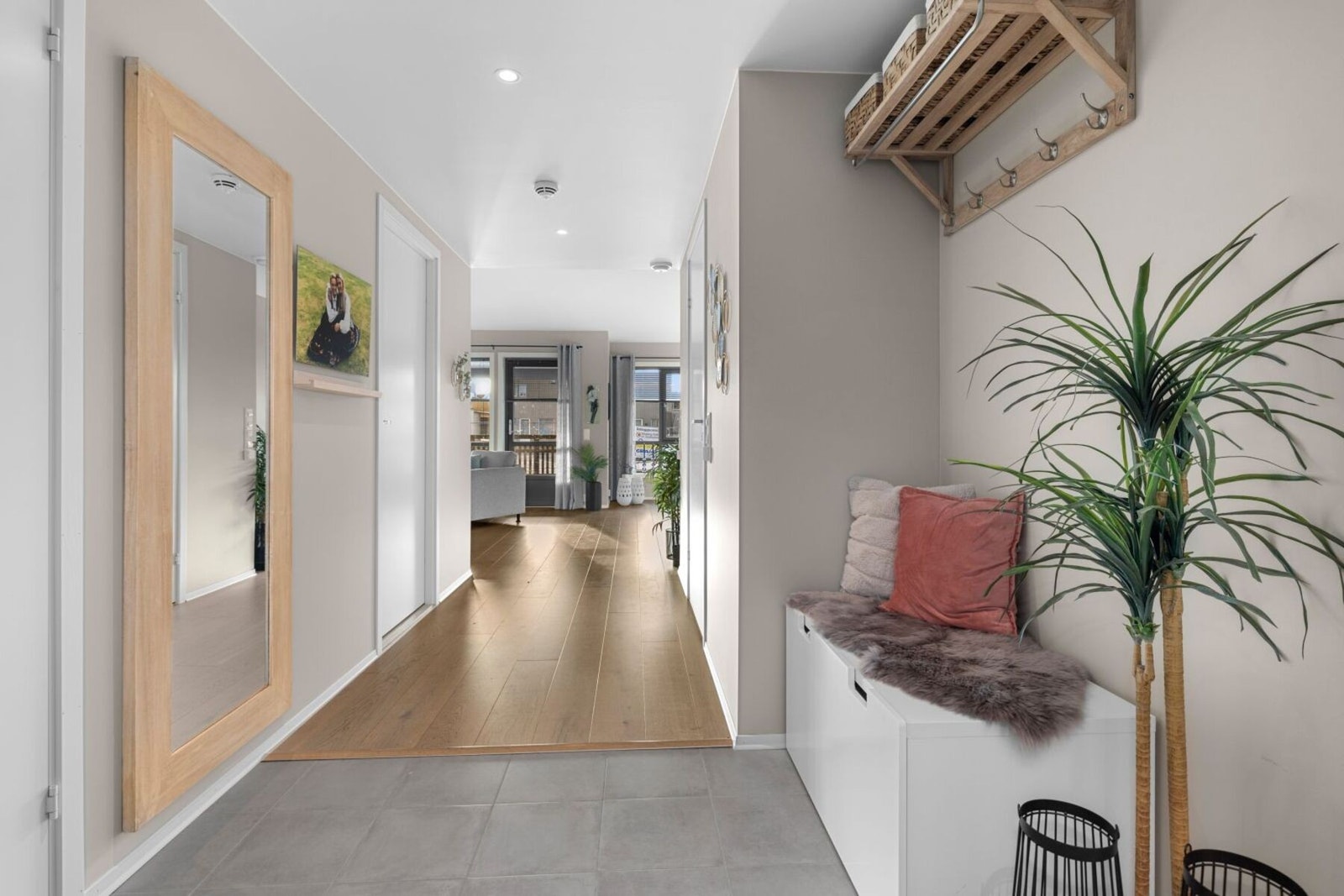 Gang/entré. Spot belysning i himling. Varme i gulv. Galleribilde