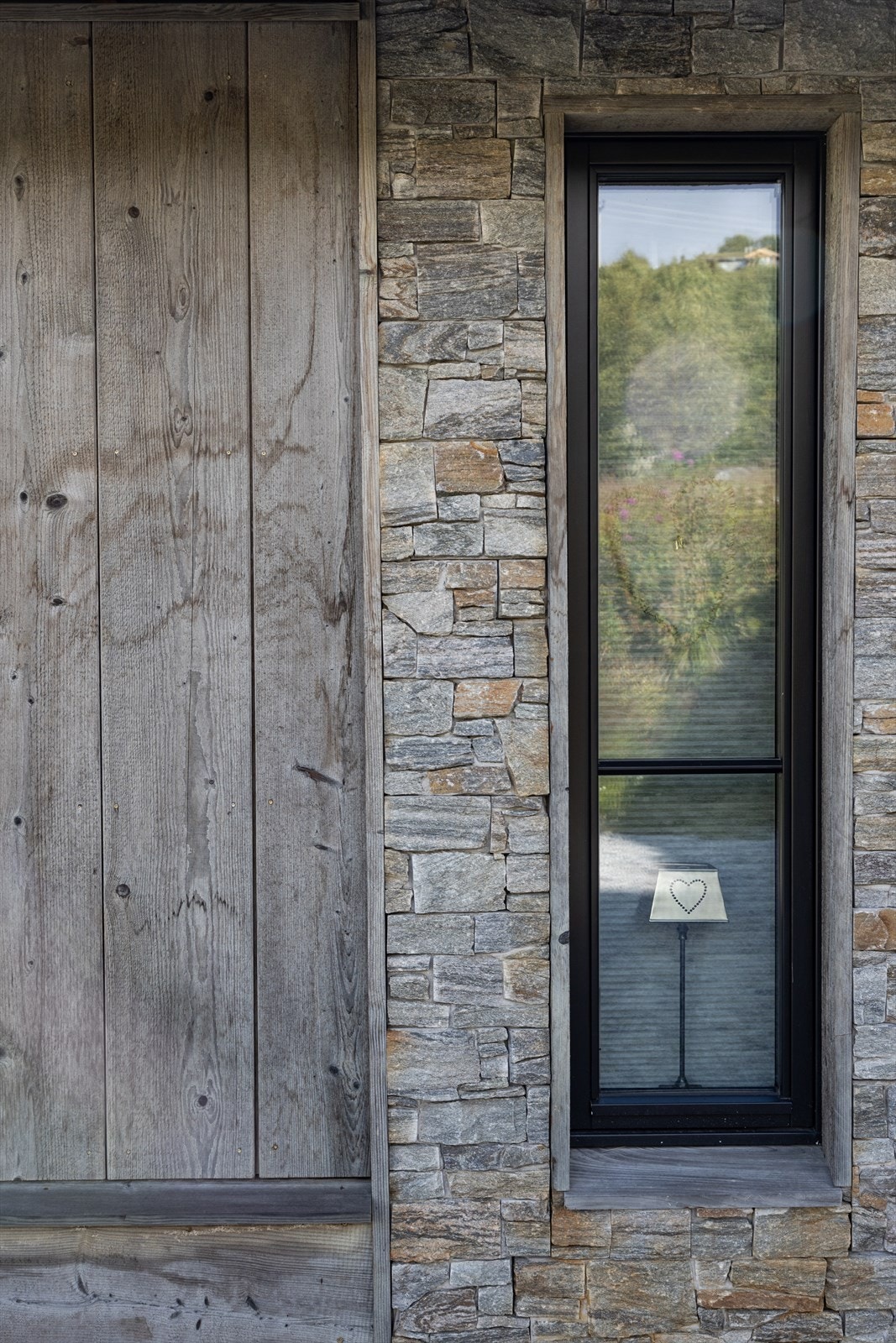 Dette bildet viser hytte bygget av Geilo Laft med stein panel og fasade behandlet med Jernvitrol, etter noen år - Bilde er fra annen hyttemodell og viser kun til kvaliteter og ikke til endelig design av hyttene på Solhalle Galleribilde