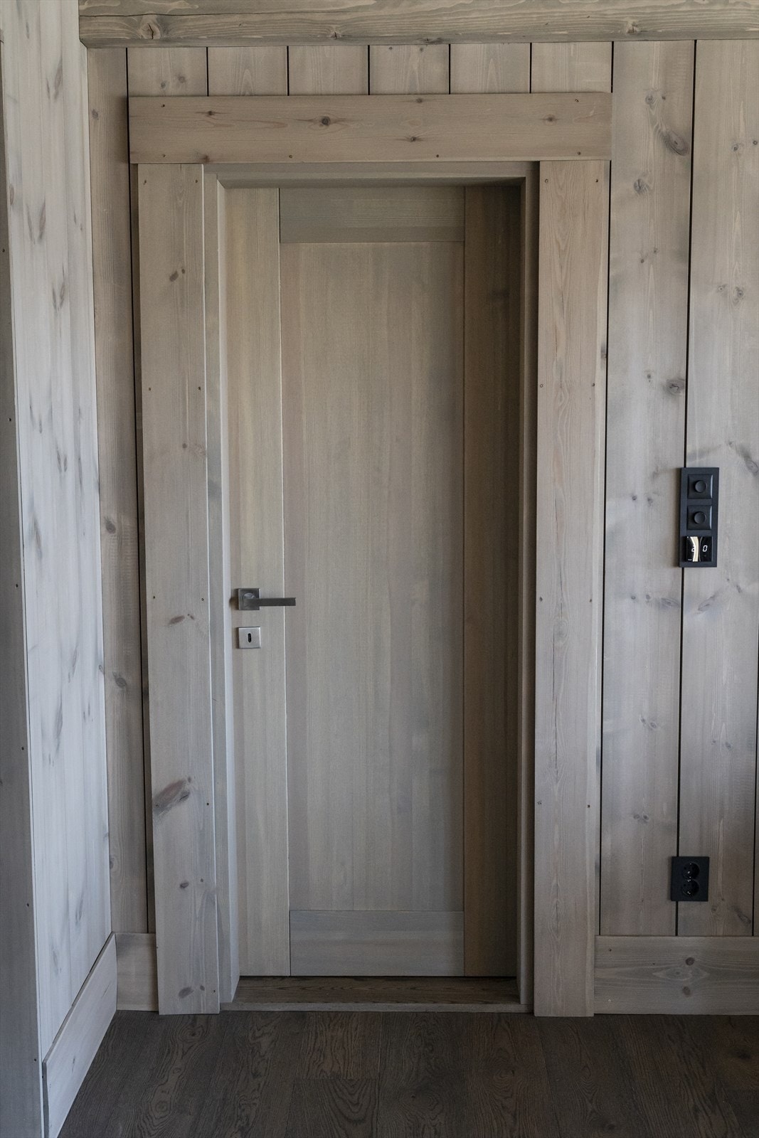 Innvendige dører kraftige furu fyllingsdører med dørvridere, leveres ferdig overflatebehandlet - Bilde er fra annen hyttemodell og viser kun til kvaliteter og ikke til endelig design av hyttene på Solhalle Galleribilde