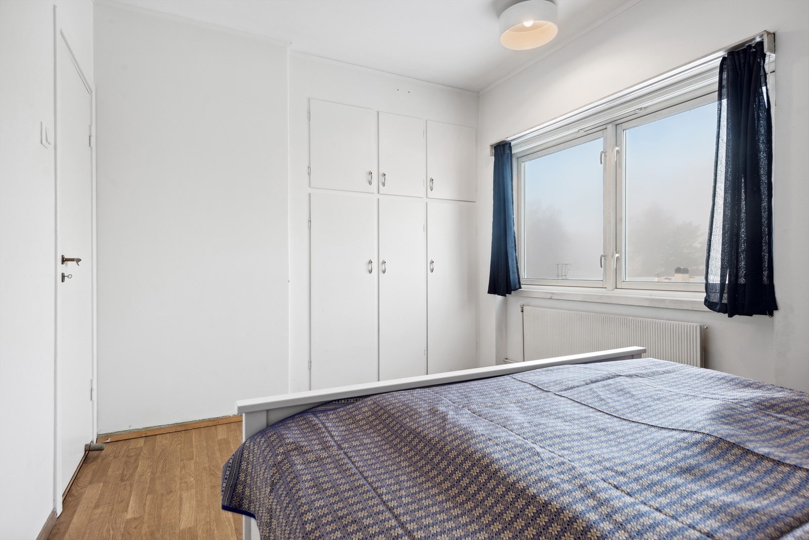 Soverom har garderobeskap Galleribilde