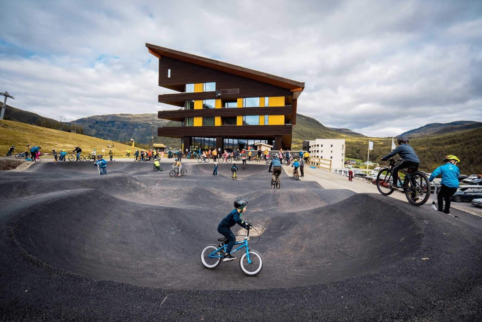 I hjerte av fjellandsbyen ligger det moderne fjellhotellet Myrkdalen Hotel, torget og en 850 kvm pumptrack. Denne er kjempepopulær om sommeren. Galleribilde