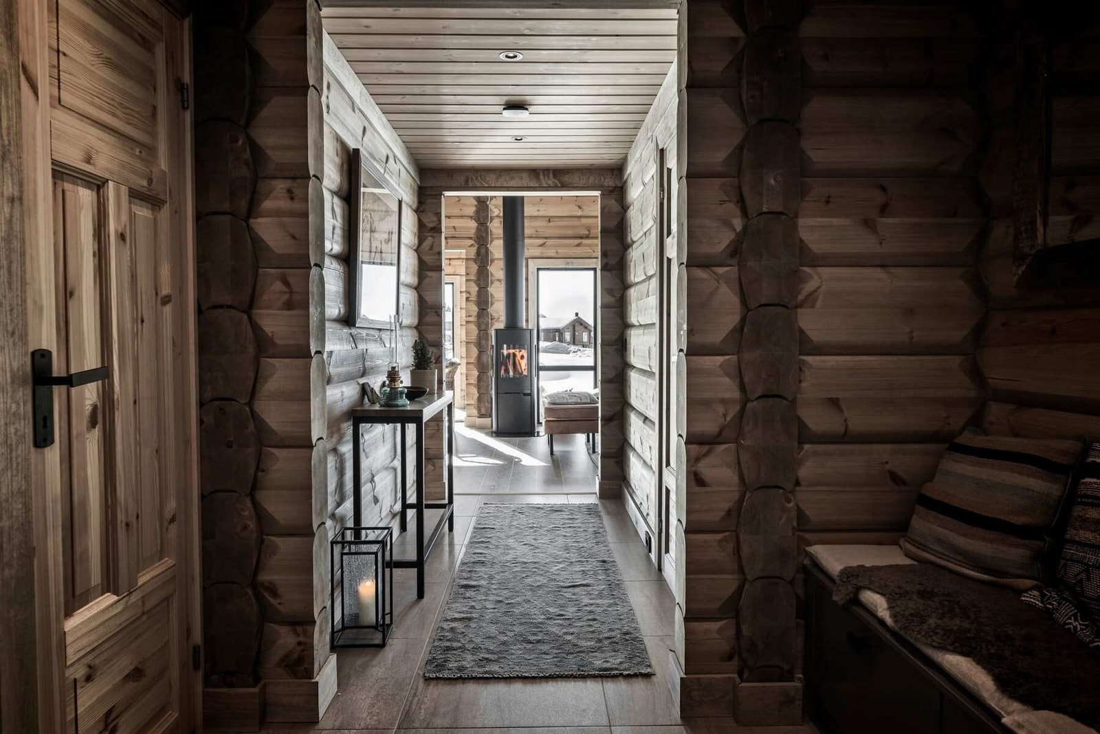 Tømmerhytter byr på lune gode overflater. Foto fra en av våre hyttemodeller. Galleribilde