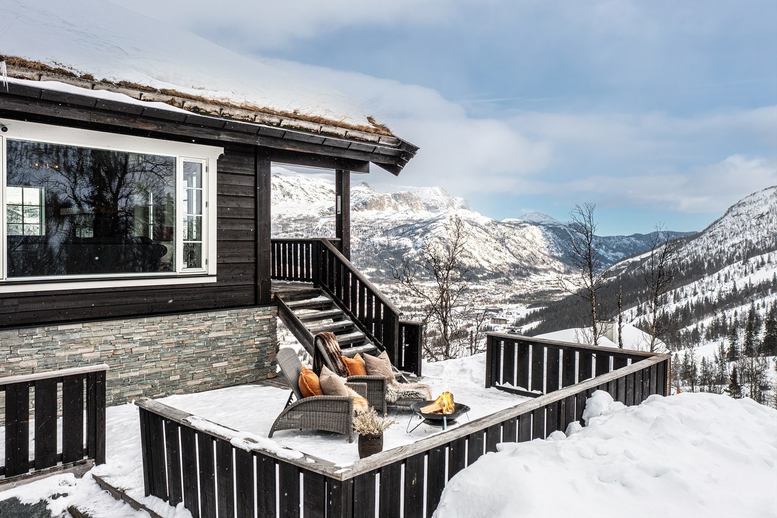 Velkommen til Øvre Storelie 11 - med en helt rå beliggenhet Galleribilde