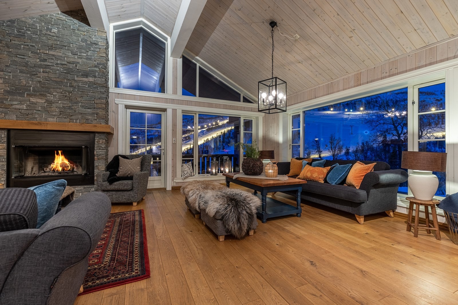 Fra stuen kan du nyte utsikten fra store vindusflater Galleribilde