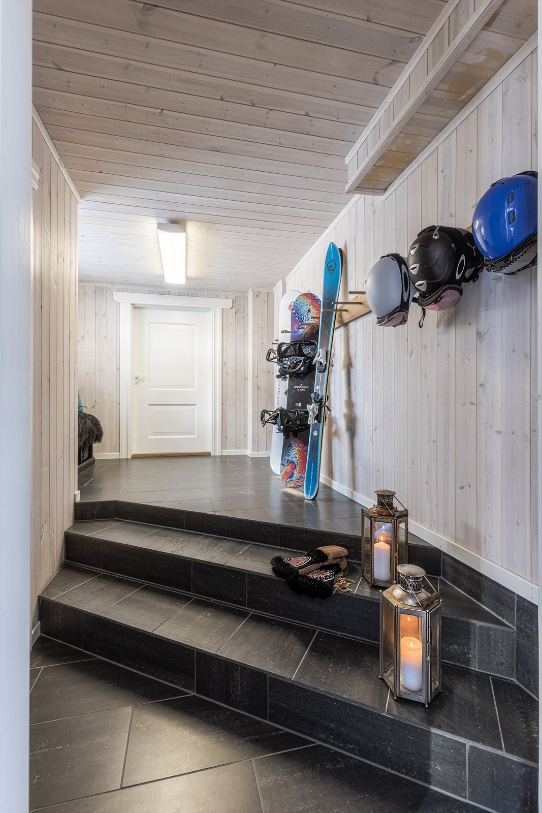 Skibod med egen inngang utenfra, og med dør videre inn til hytta Galleribilde