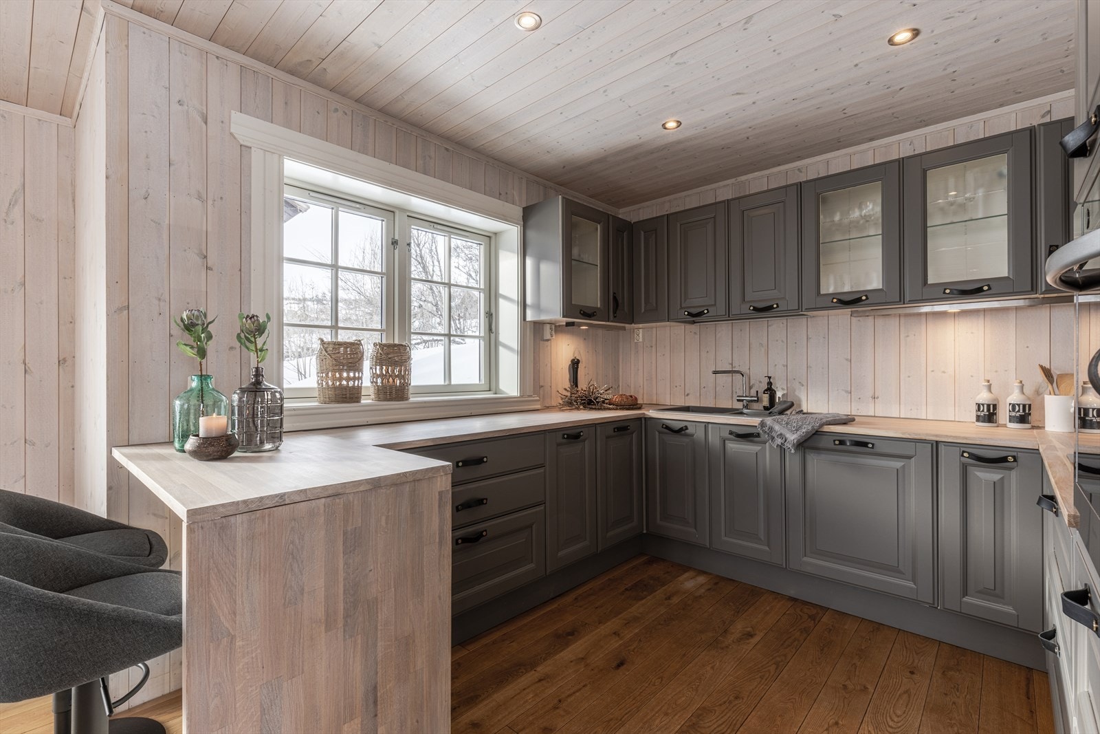 Kjøkken er pusset opp med malte skapdører og ny benkeplate i 2023 Galleribilde