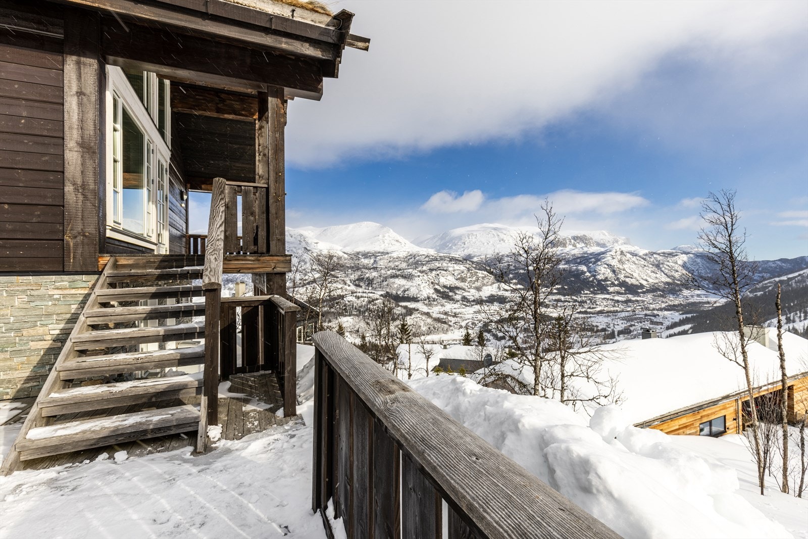 Eiendommen ligger ca. 910 moh. med fantastisk utsikt over Hemsedals fjellpanorama Galleribilde