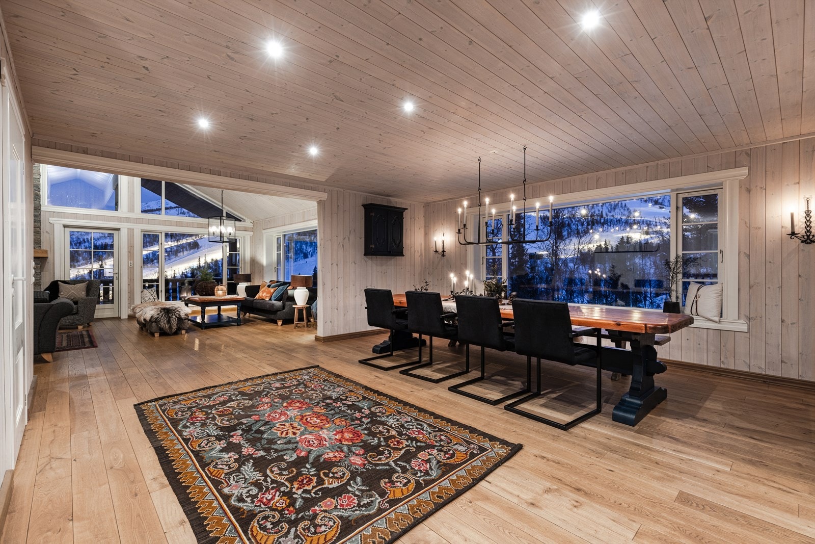 God plass til spisebord - praktisk plassert mellom stue og kjøkken Galleribilde