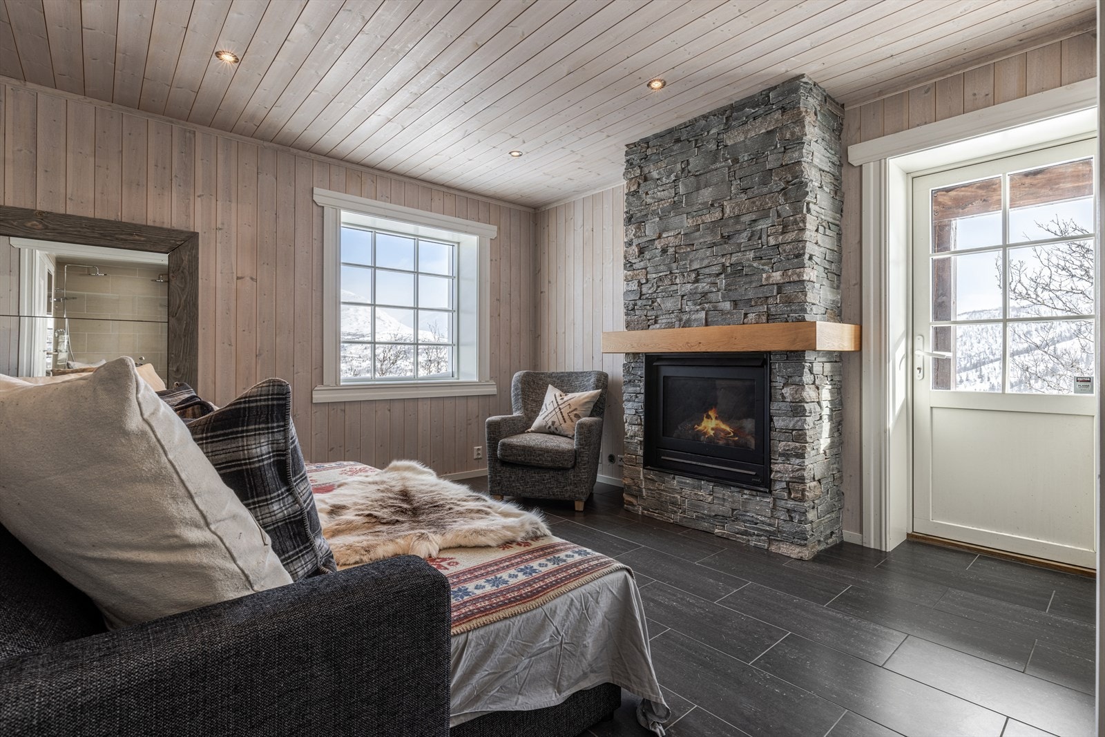 Spa/velvære/soverom i u. etasje - med gasspeis Galleribilde