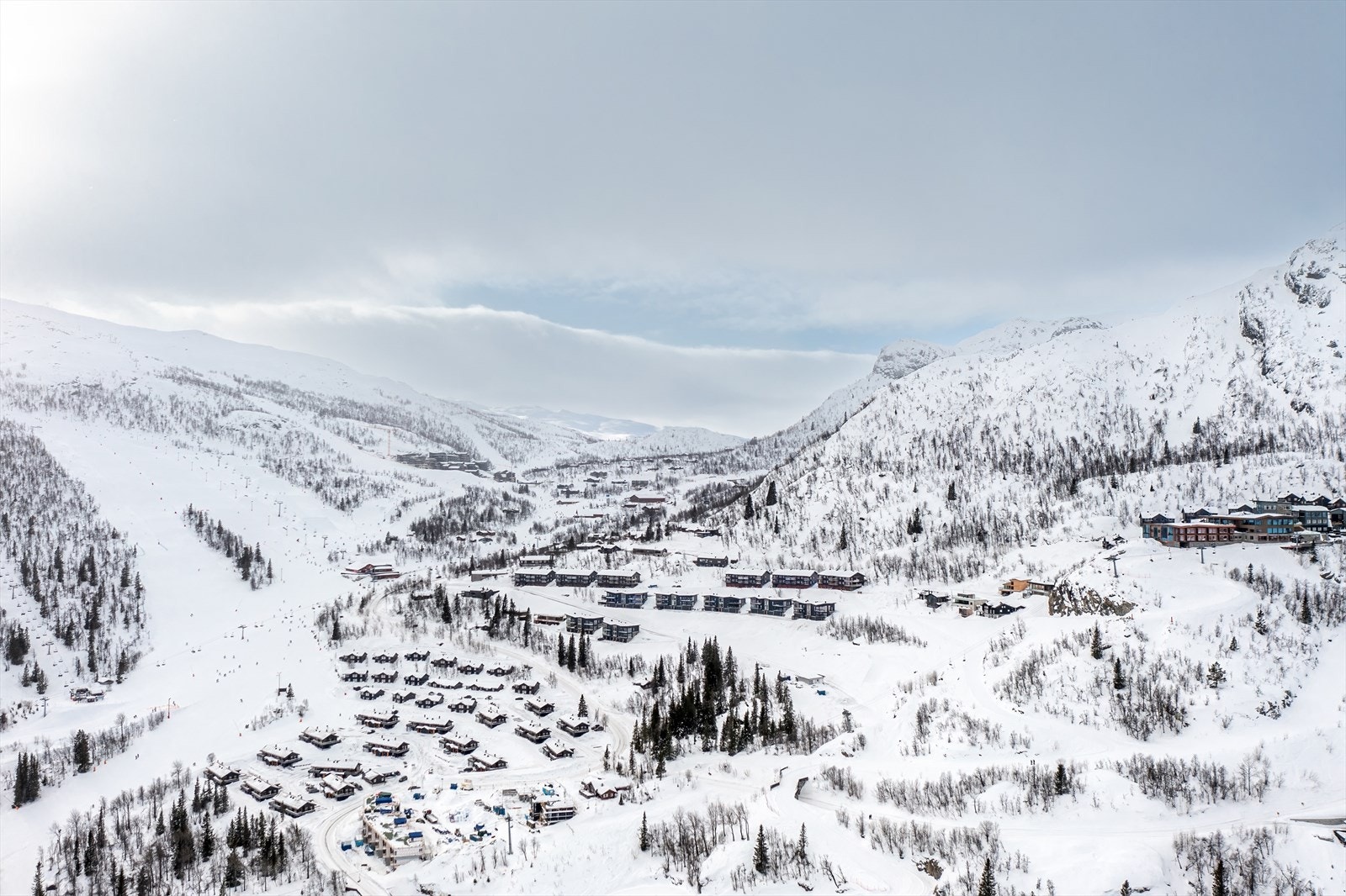 Her er det også mulig å ta egen heis opp til Skarsnuten Hotell for en afterski, før du kjører den korte turen ned transportløypa tilbake til hytta Galleribilde
