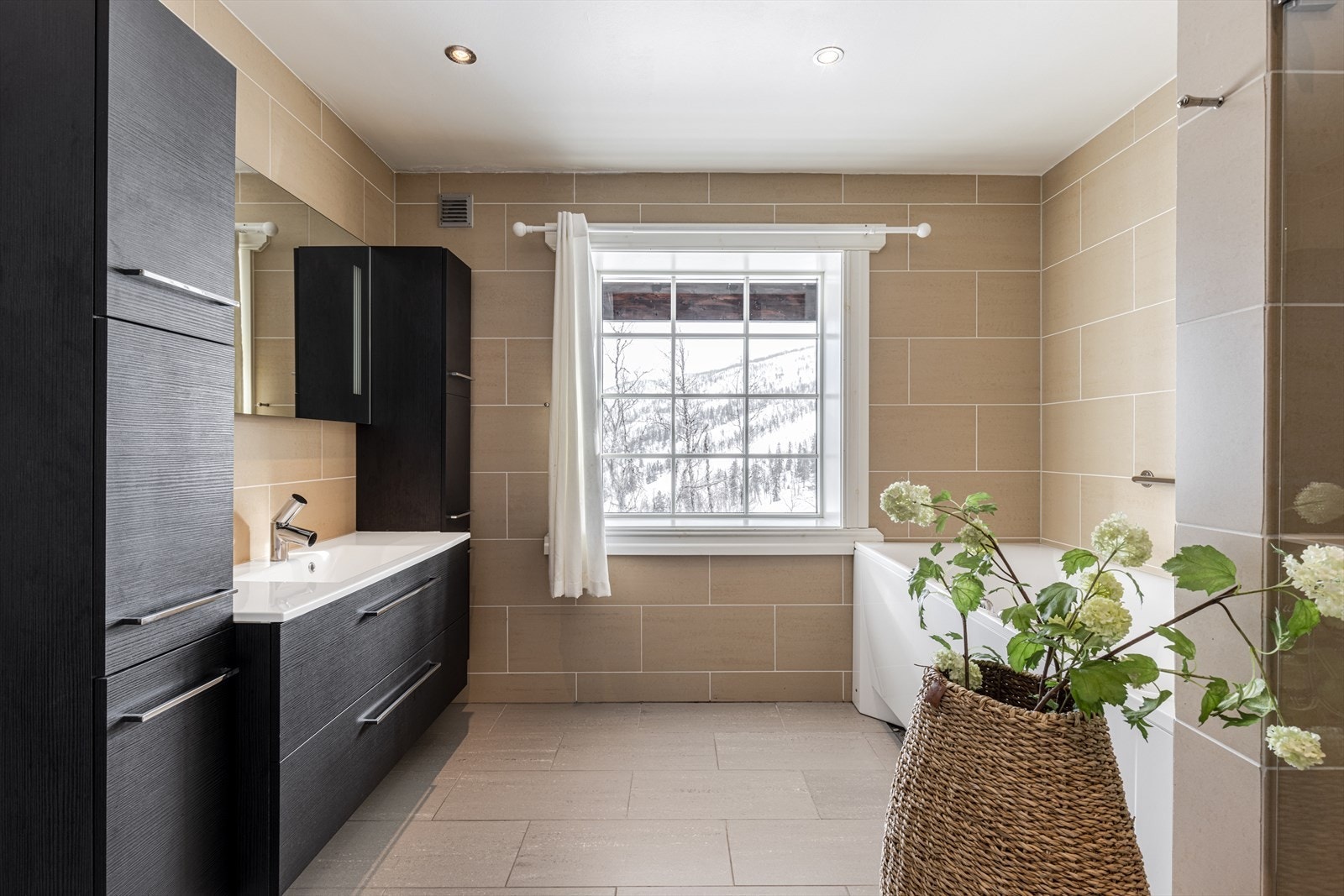 Bad med badkar og badstue i u. etasje Galleribilde