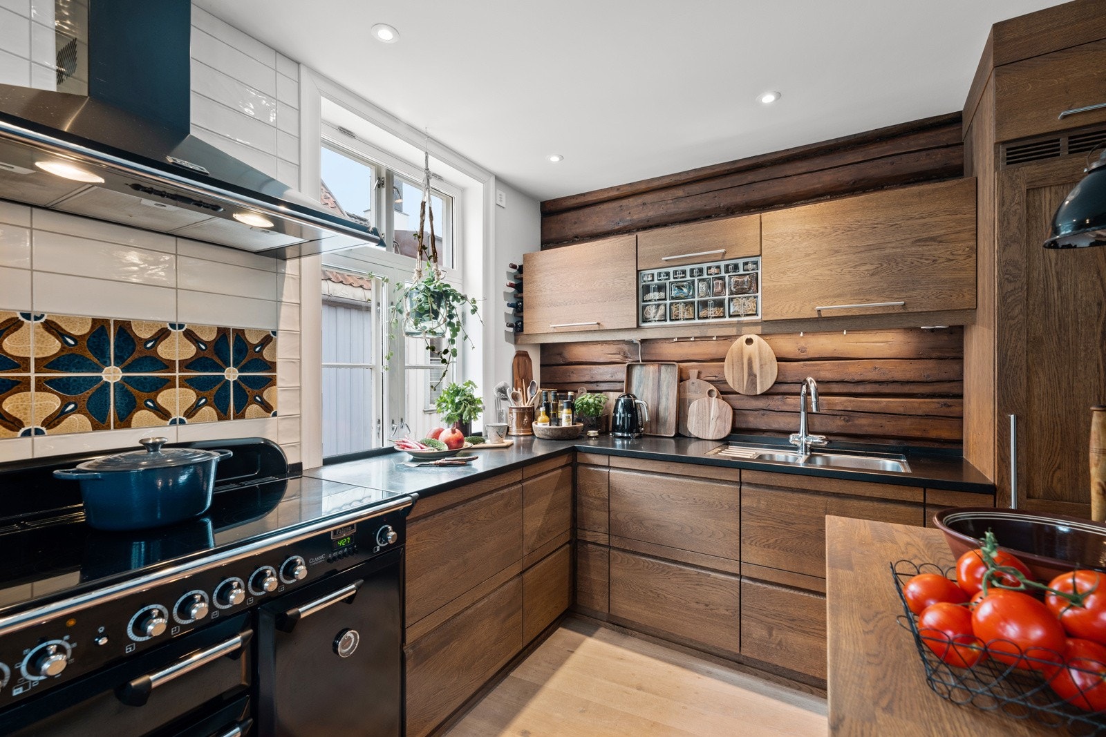 Plassbygd og spesialtilpasset innredning fra Rennebu snekkeri med god skap- og benkeplass. Galleribilde