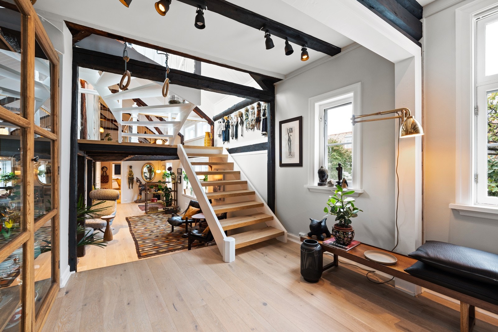 Smakfulle kombinasjoner av slette gipsvegger, trebjelker i himling og et nydelig eikegulv. Galleribilde