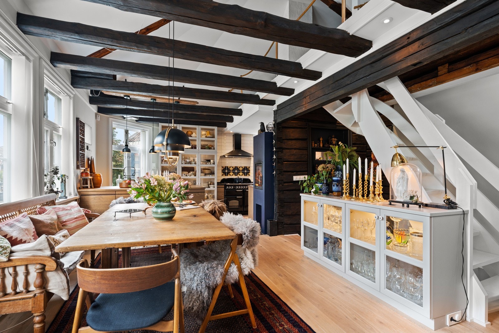 Spisestue og kjøkken er et innbydende og vakkert rom med luftig takhøyde og god plass. Galleribilde