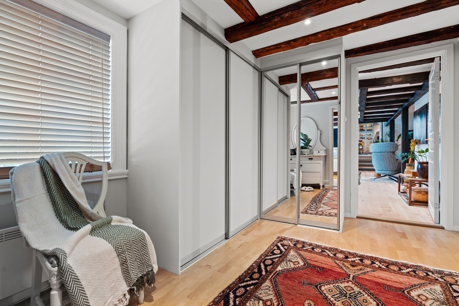 Garderoberom/gang ved soverommene. Romslig skyvedørsgarderobe med speilfront. Galleribilde