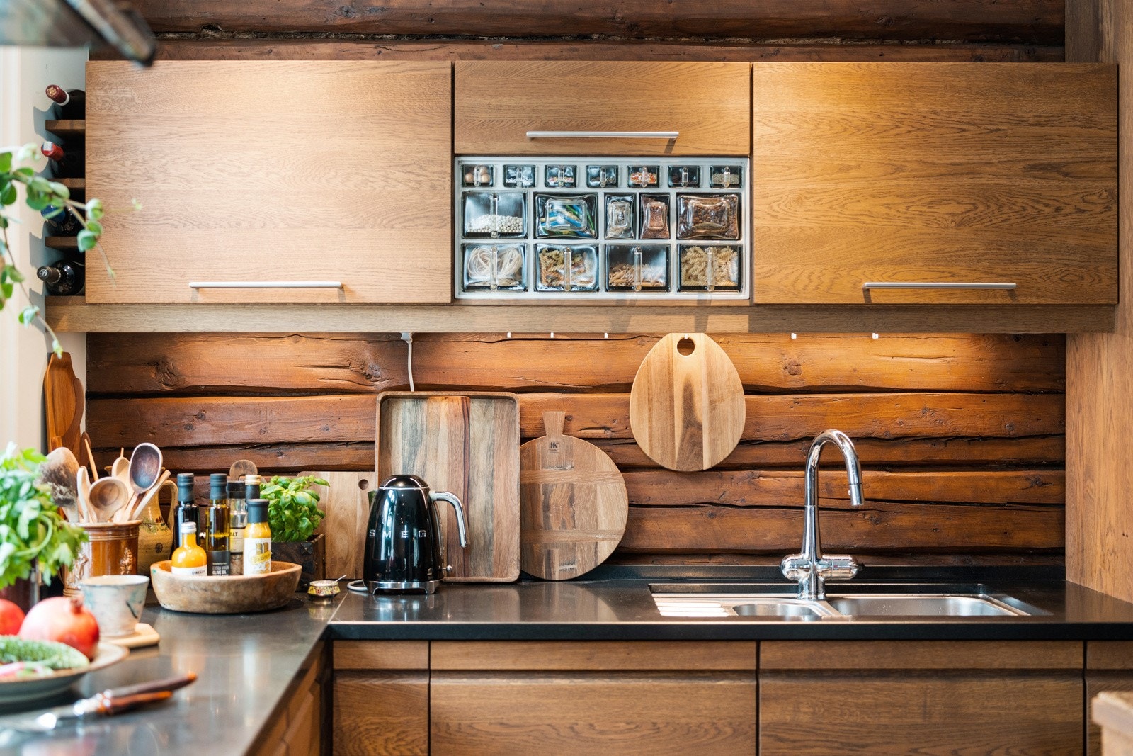 Lekre og praktiske detaljer som bl.a. god belysning over benk og nedfelt vask. Hvitevarer som komfyr fra Falcon, kjøleskap og oppvaskmaskin fra Miele og vifte. Videre er det adkomst til et praktisk spisskammers med plassbygd kjøl- og fryseskap. Galleribilde