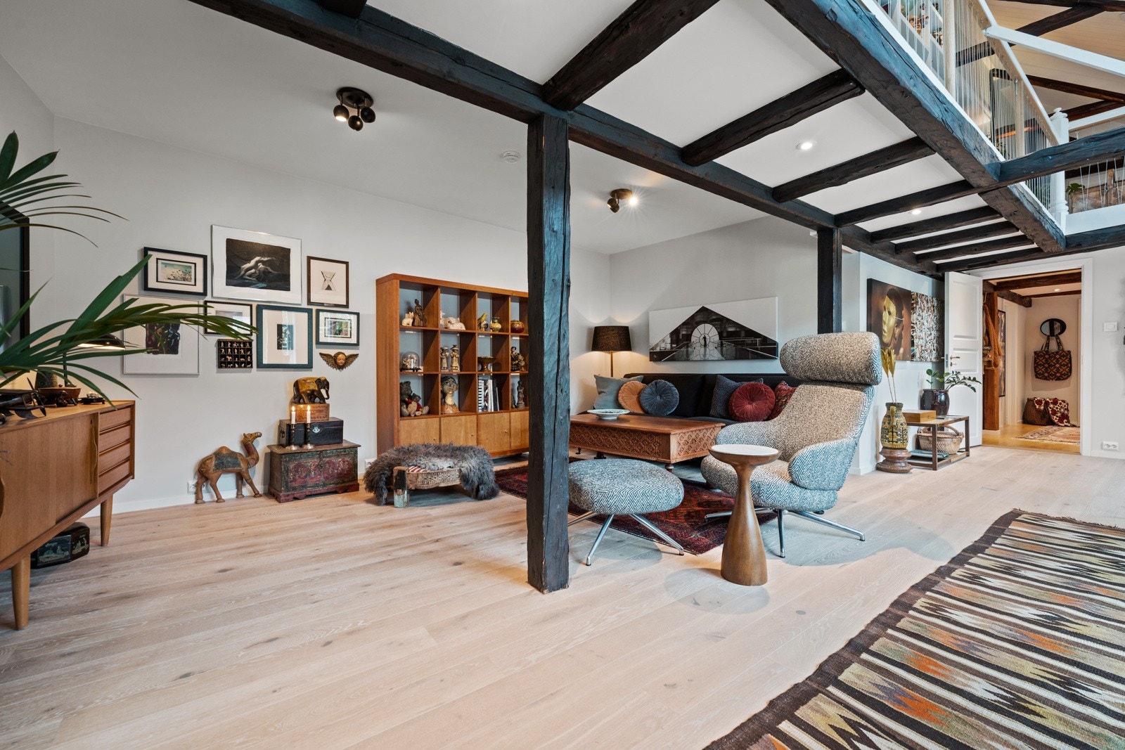 Det er lagt eikeparkett på gulv, og det er god belysning fra taklamper, downlights og spotter i tak. Varme i gulv sørger for en god og behagelig temperatur året rundt. Galleribilde