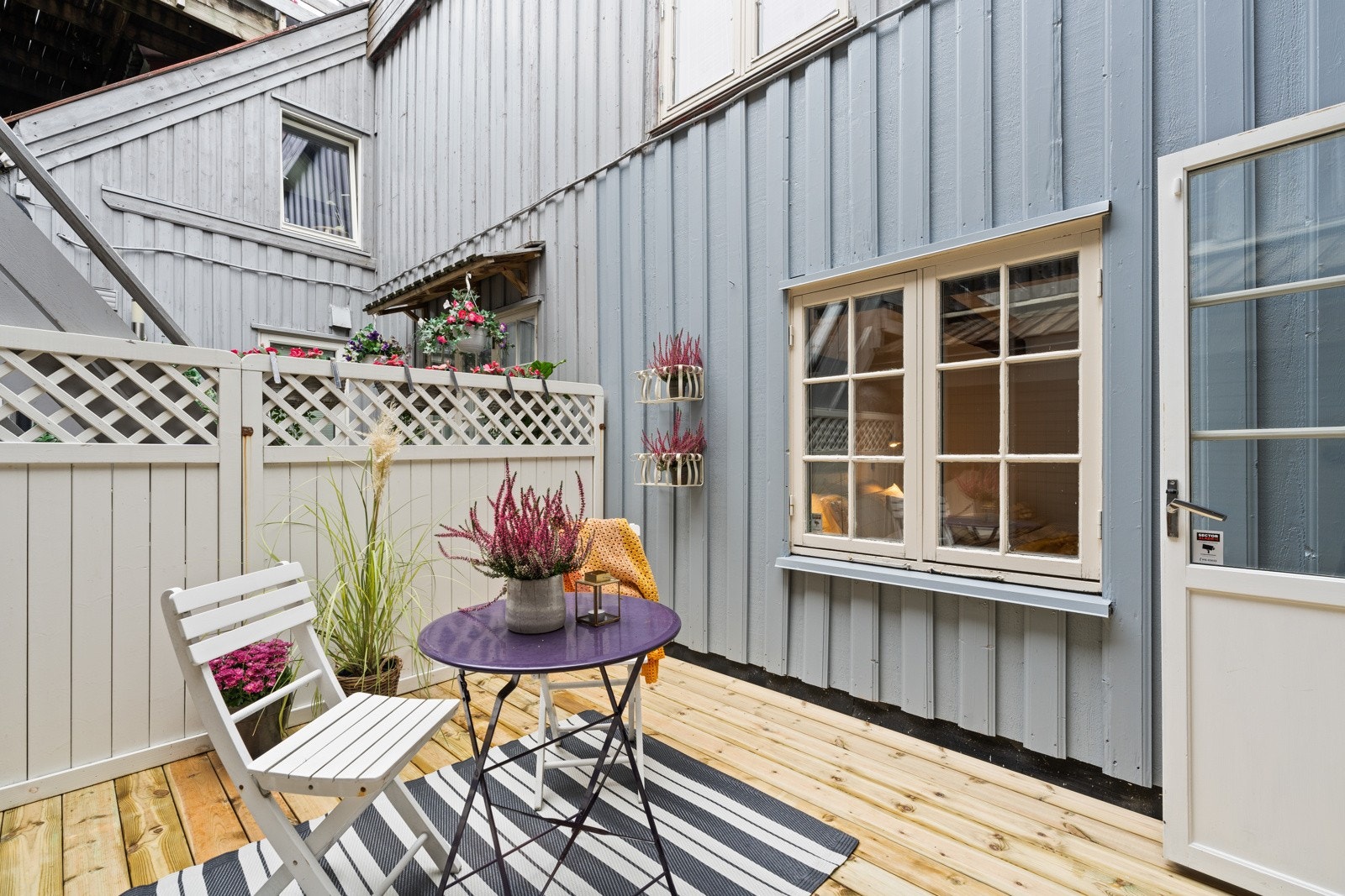 Veranda i 2. etasje med utgang fra soverommet. Lunt og skjermet, med god plass til en sittegruppe. Galleribilde