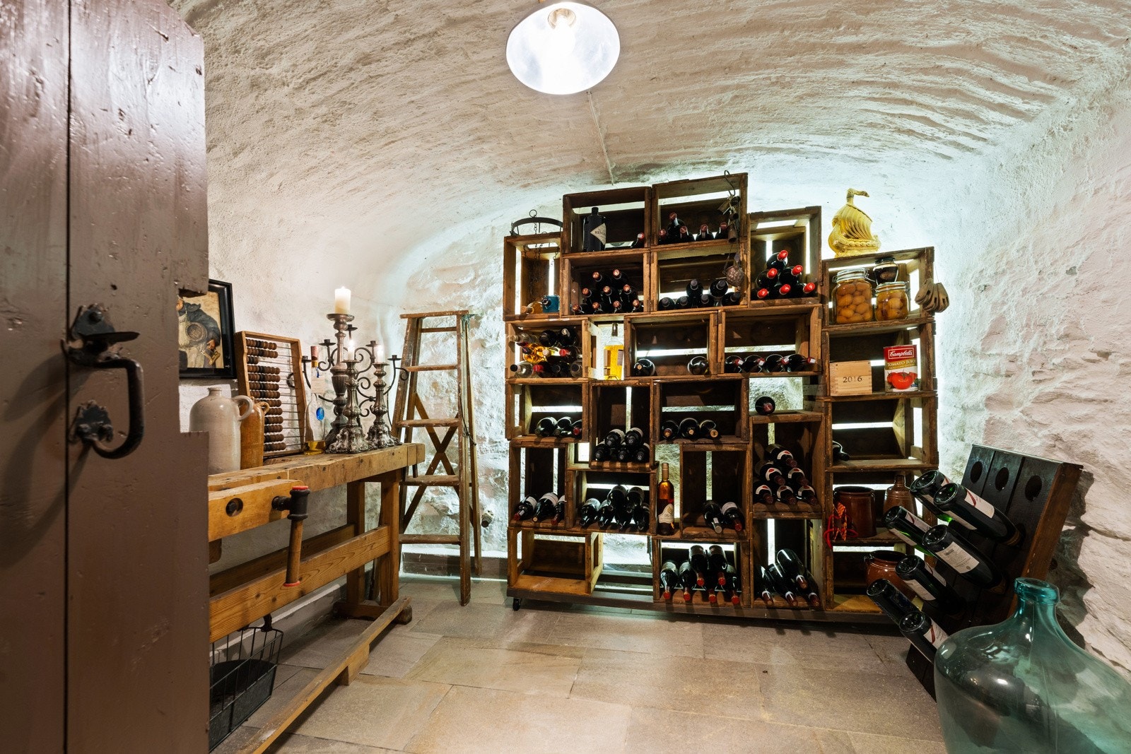 I kjelleren har du en egen vinkjeller med god plass og ypperlig temperatur for oppbevaring av vin. Galleribilde