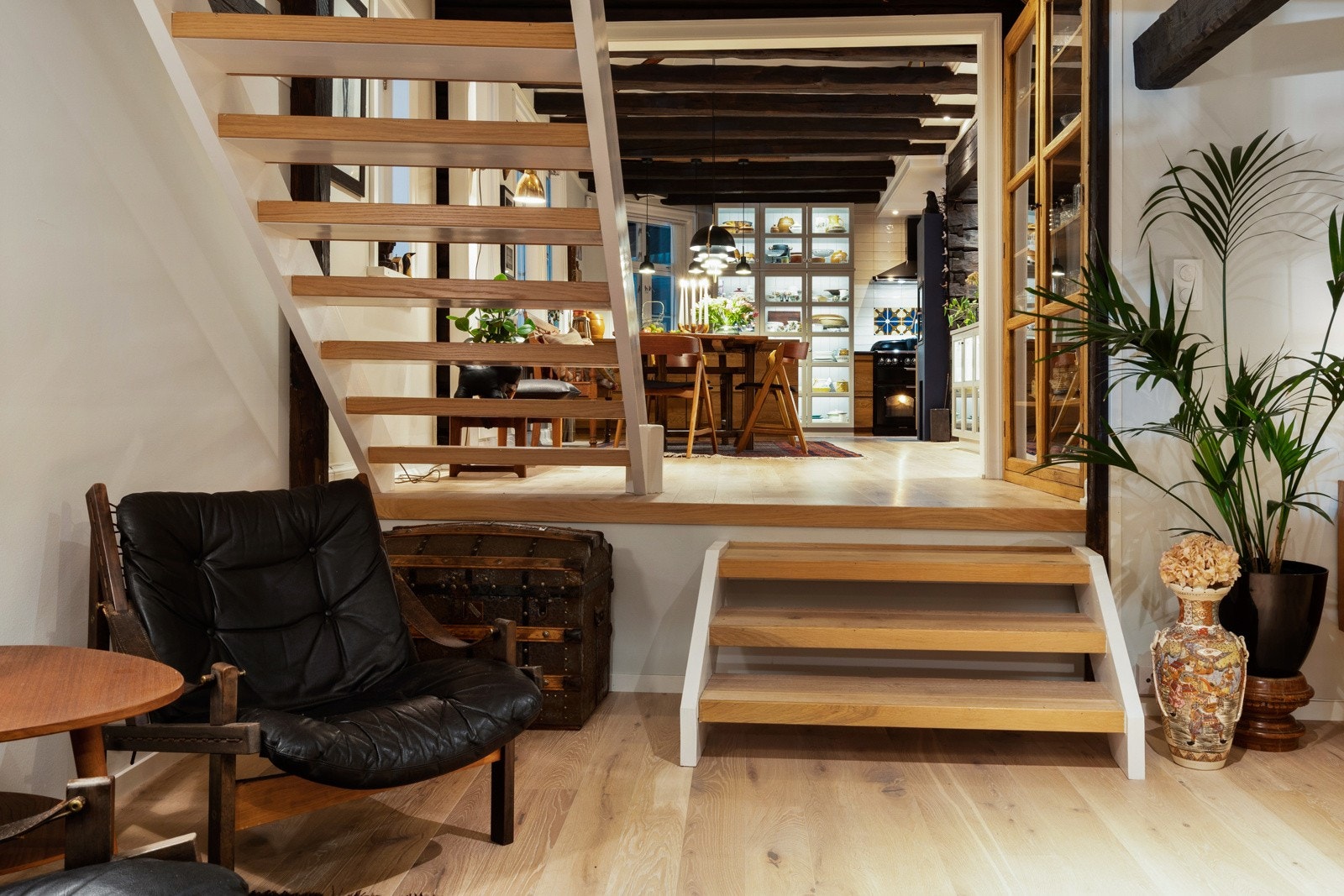 Et lite halvplan ned fra kjøkkenet finner vi stuen. Galleribilde