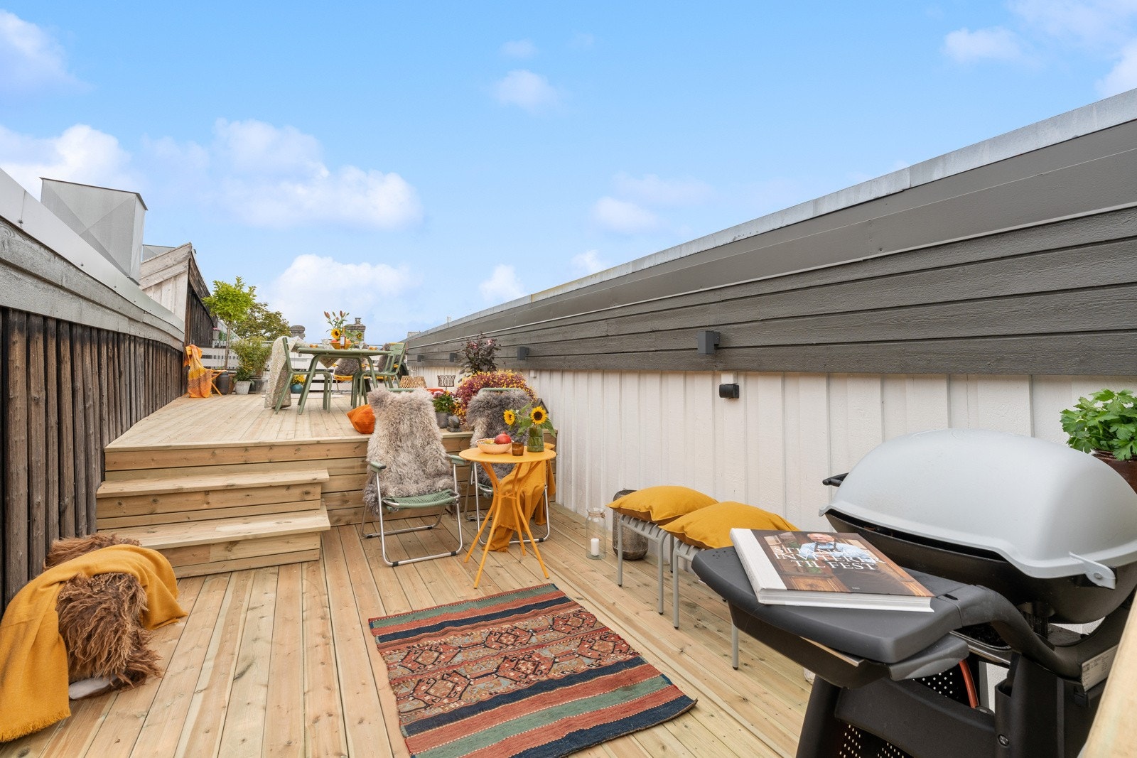 Takterrassen er skjermet og privat, med svært gode solforhold fra tidlig morgen til sen kveld. Galleribilde