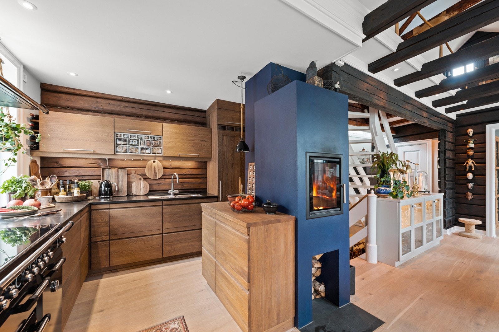 Kjøkkenet fremstår delikat og moderne samtidig som det har en klassisk og tidløs stil som passer godt inn med sjarmen i huset forøvrig. Den nye vedovnen sørger for god stemning og varme på kjølige høstkvelder. Galleribilde