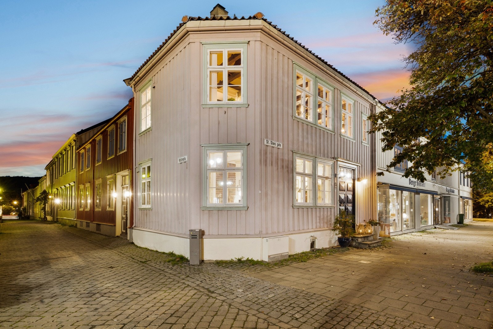 Boligen går over 4 plan og er en del av et lite sameie på 3 seksjoner, hvorav en av disse er en næringsseksjon. Galleribilde