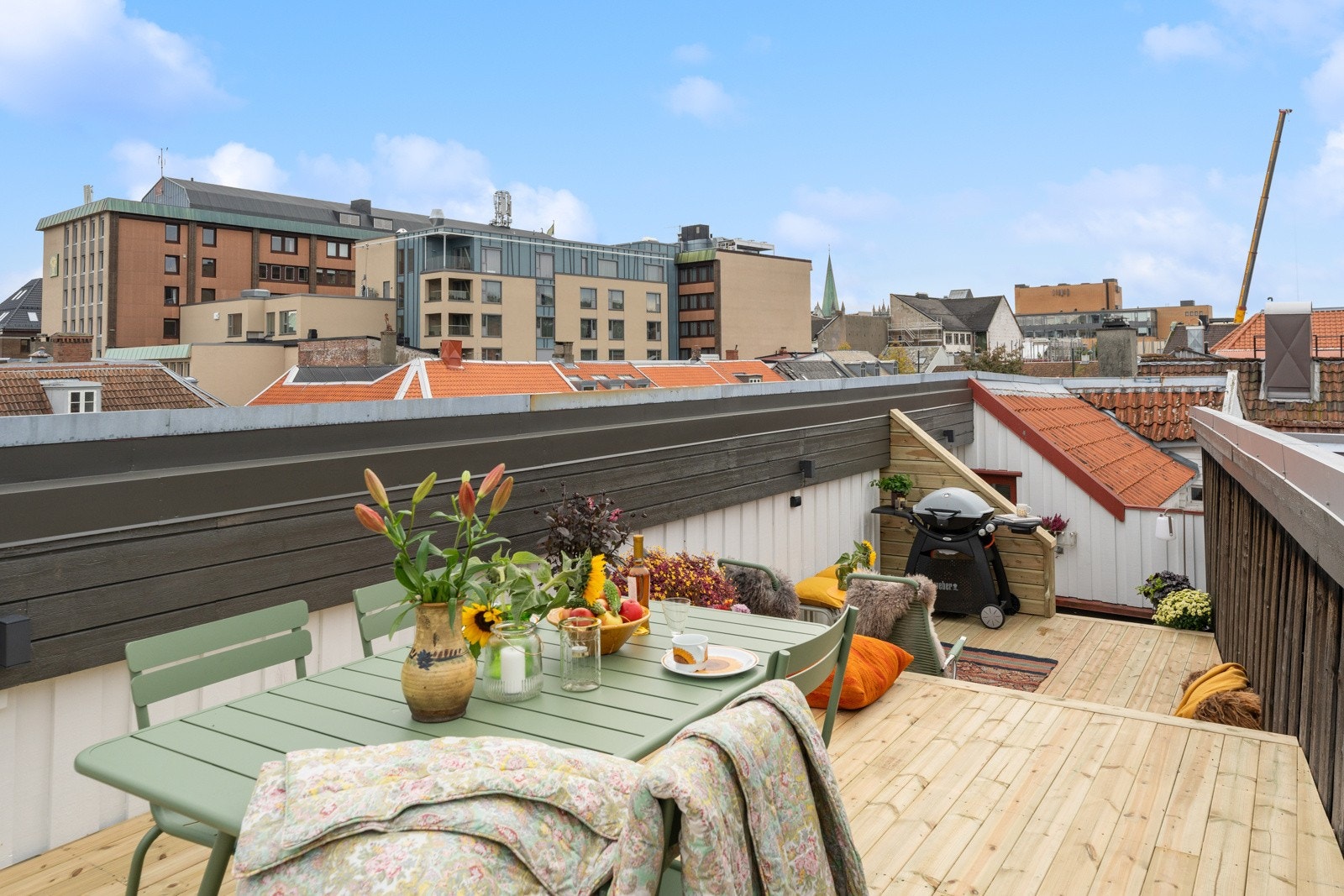 Terrassen er utformet i ulike nivåer, noe som gjør det enkelt å inndele uteplassen i forskjellige soner. Galleribilde