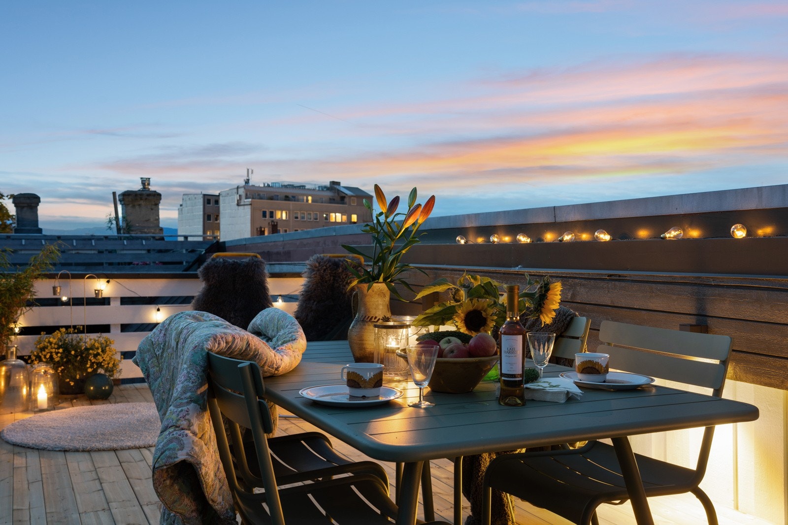 Her kan lange sommerdager nytes til det fulle, fra soloppgang til solnedgang. Det er klargjort for installasjon av boblebad med konstruksjonsforsterkninger og el-tilførsel. Galleribilde