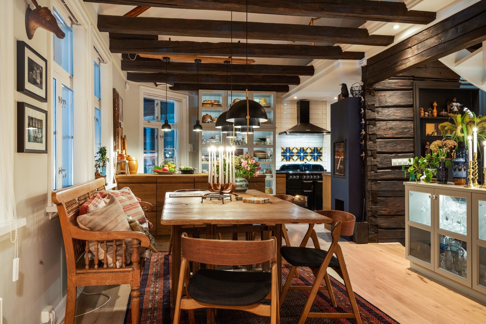 Boligen er vesentlig oppgradert de senere år, men samtidig er flere fine detaljer fra byggeår godt bevart. Galleribilde