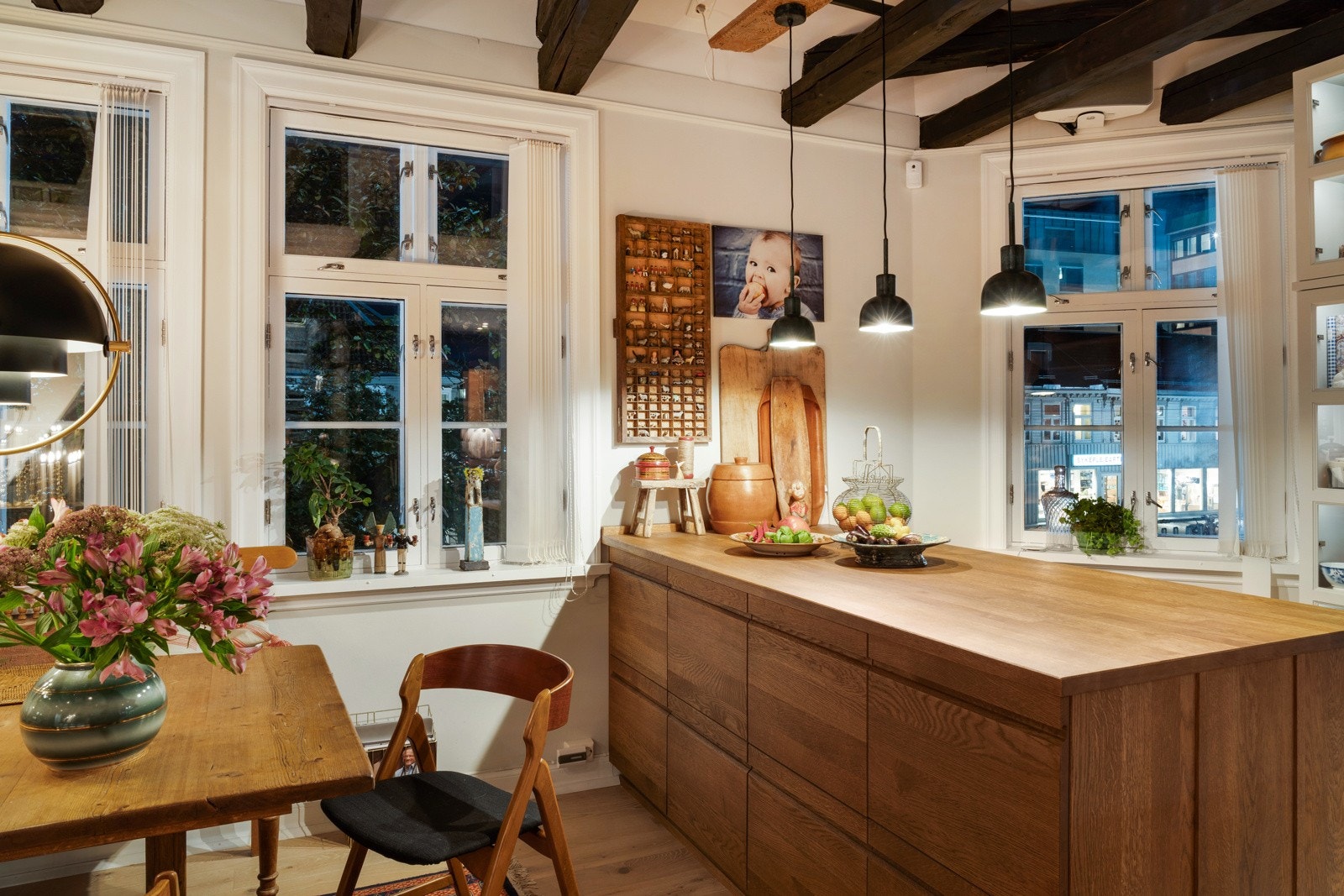 Den flotte kjøkkenøya byr på ekstra oppbevarings- og benkeplass. God belysning til kokken fra flere store vinduer. Galleribilde