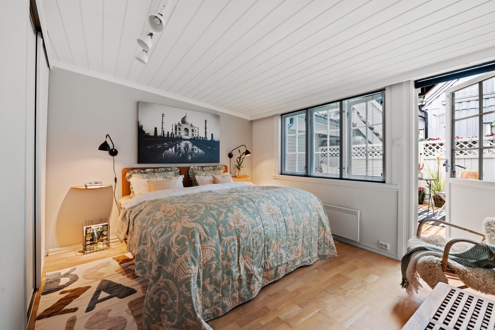 Koselig soverom på ca 13,5 kvm med stor skyvedørsgarderobe og utgang til egen veranda. Galleribilde