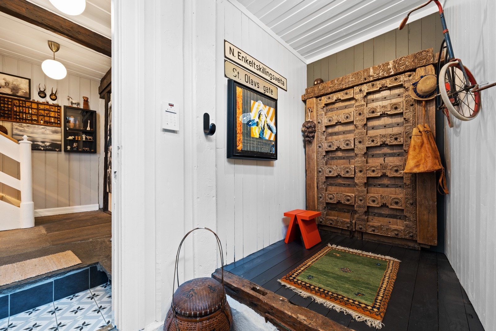 I portrommet har du god plass til å sette fra deg sykkelen når du kommer hjem. Videre ligger en større gang med god plass til garderobeskap og lagring. Galleribilde