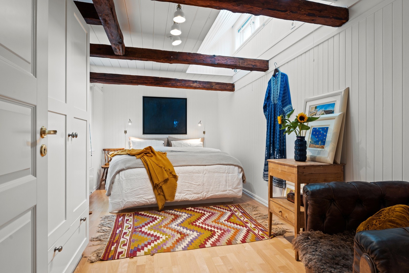 Boligen har 2 soverom, hvorav dette utgjør ca 13 kvm. Det er satt inn garderobeskap, samt at det er adkomst til dette rommet fra en romslig gang med skyvedørsgarderobe. Galleribilde