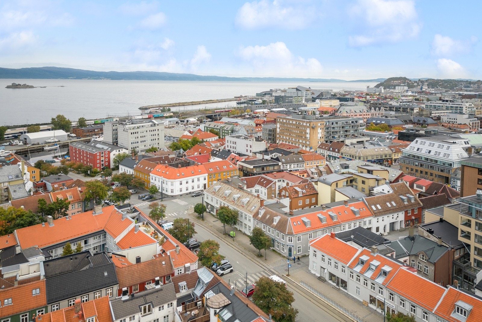 Boligen ligger midt i hjertet av Trondheim, med alle service- og kulturtilbud like utenfor din egen dørstokk. Galleribilde