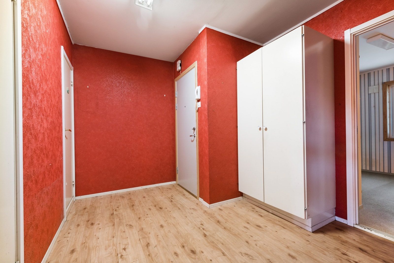 Gang med porttelefon og garderobeskap Galleribilde