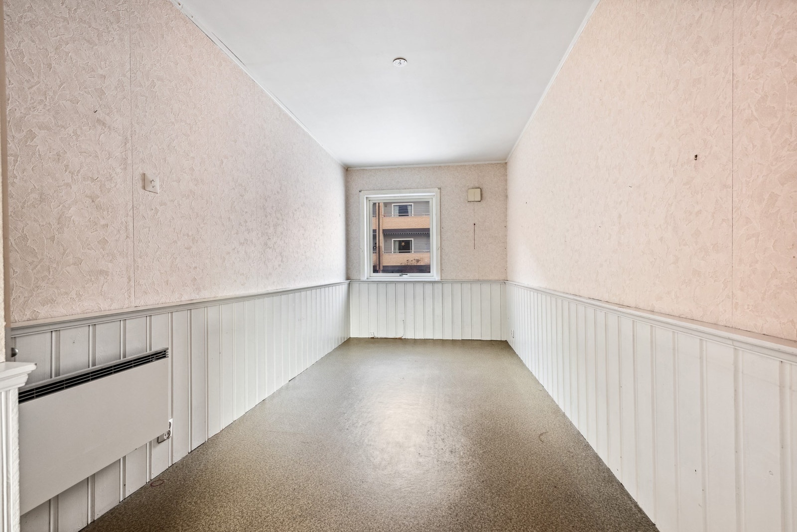 Boligen har 3 soverom, hvorav ett har garderobeskap. Døren inn til det ene soverommet er fjernet Galleribilde