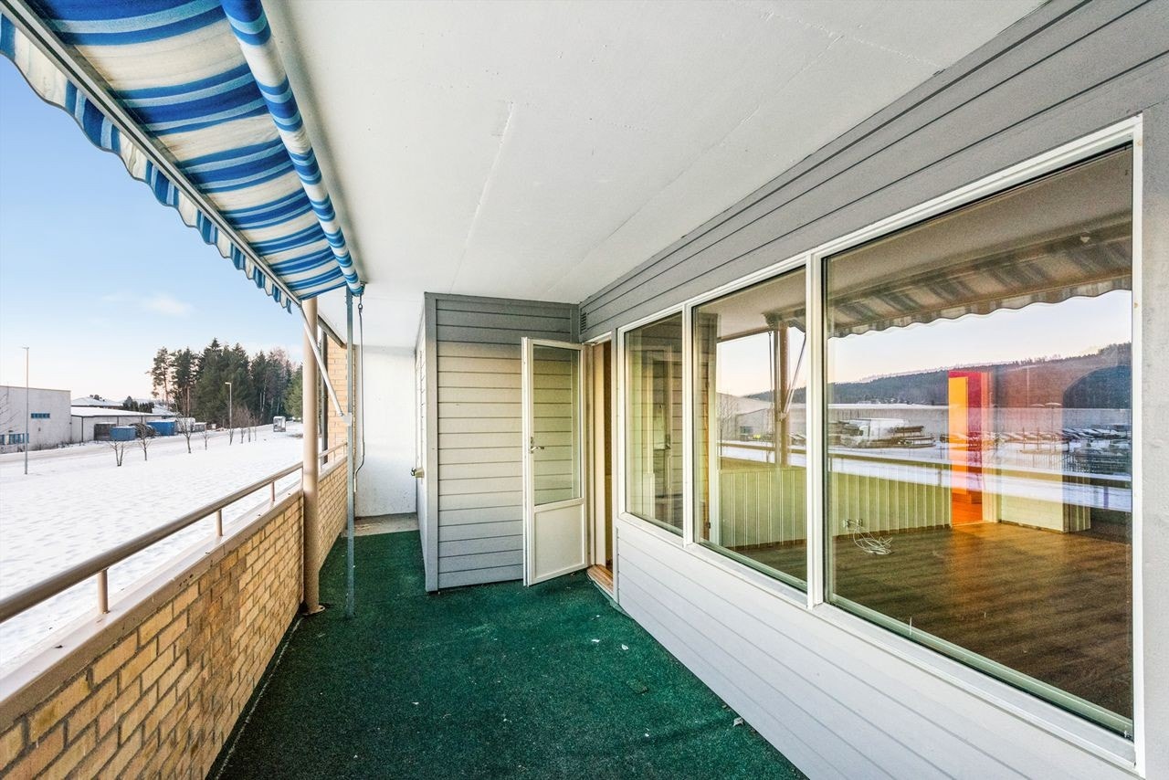 Terrasse med teppegulv og markise Galleribilde