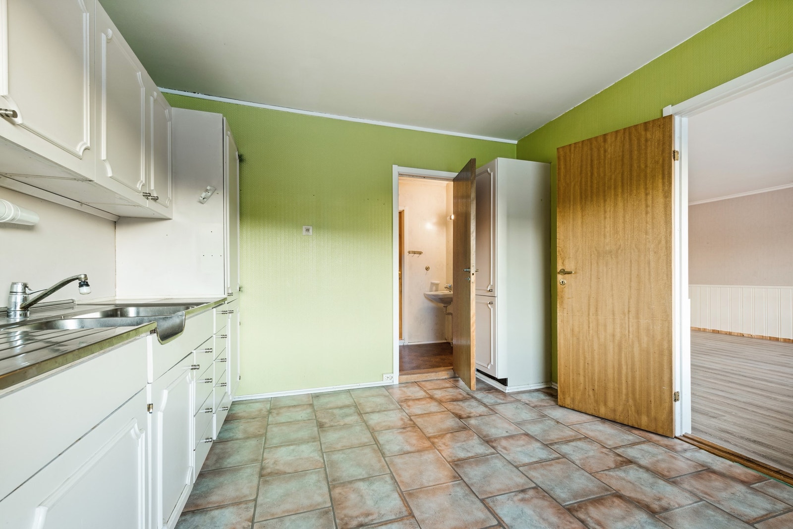 Adkomst til badet fra kjøkkenet Galleribilde