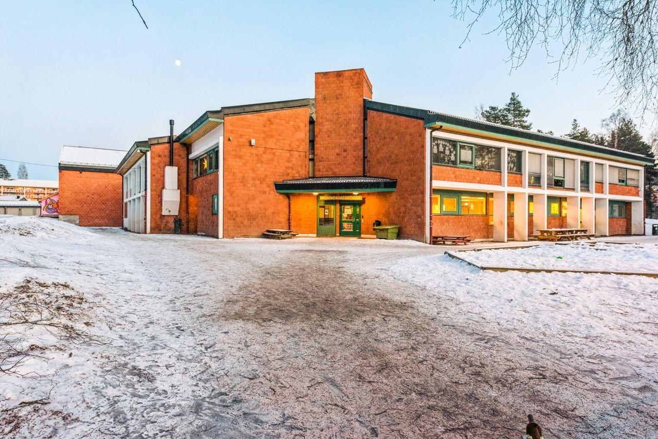 Det er kun noen hundre meter til bussforbindelse, barneskole og barnehager Galleribilde