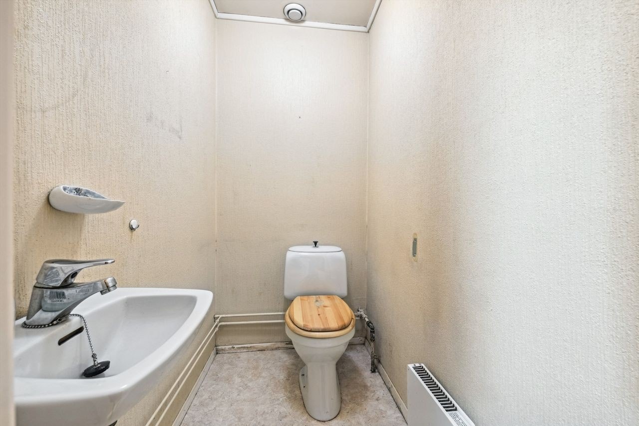 Separat toalettrom med toalett, servant og stoppekran Galleribilde