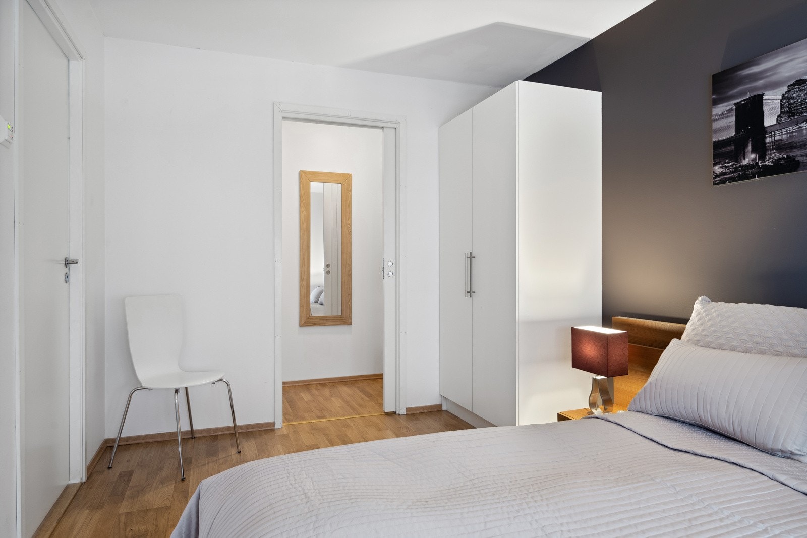 Soverommet har delikate farge- og materialvalg som gir en god atmosfære Galleribilde