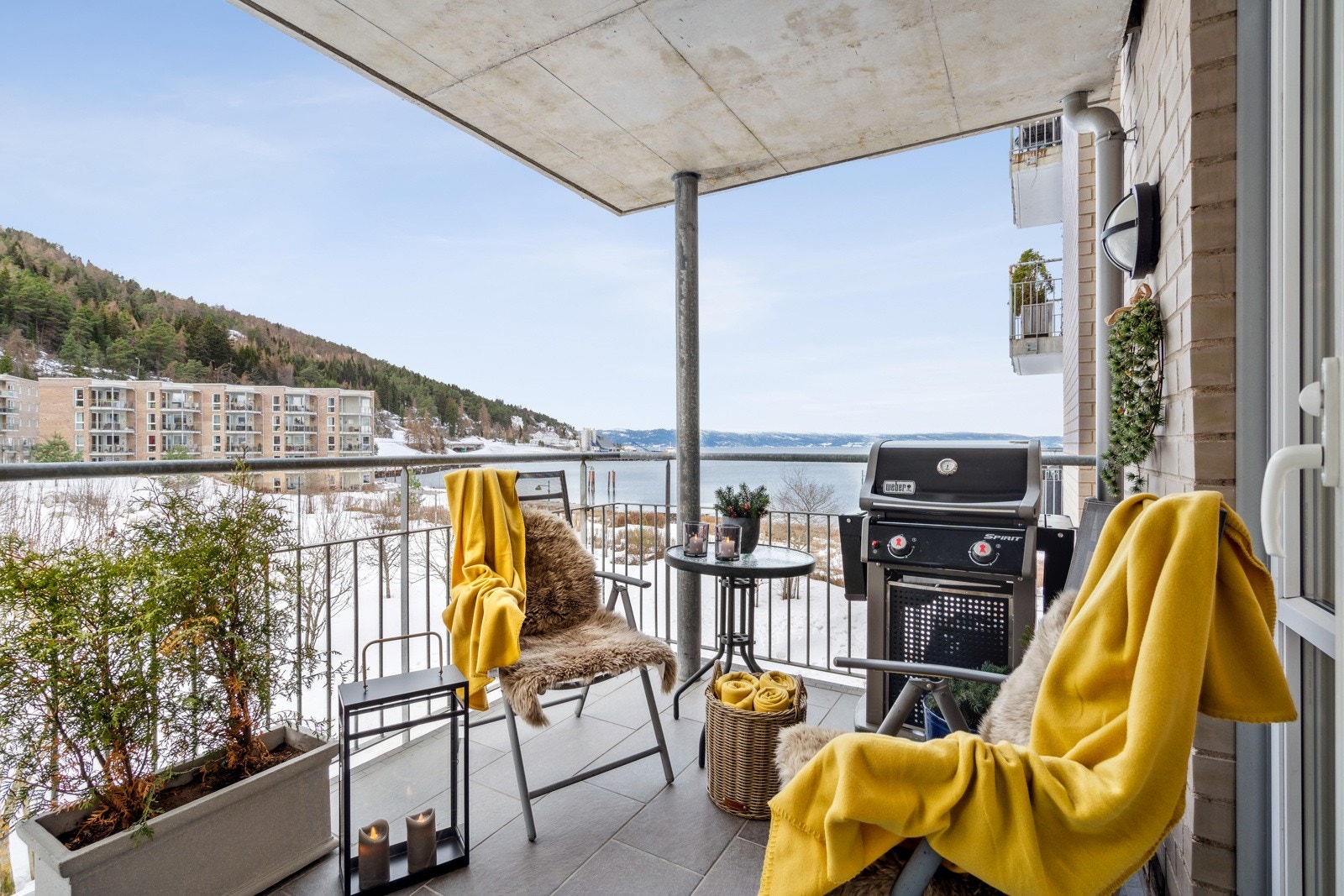 Leiligheten har en romslig balkong med direkte adkomst fra stuen Galleribilde