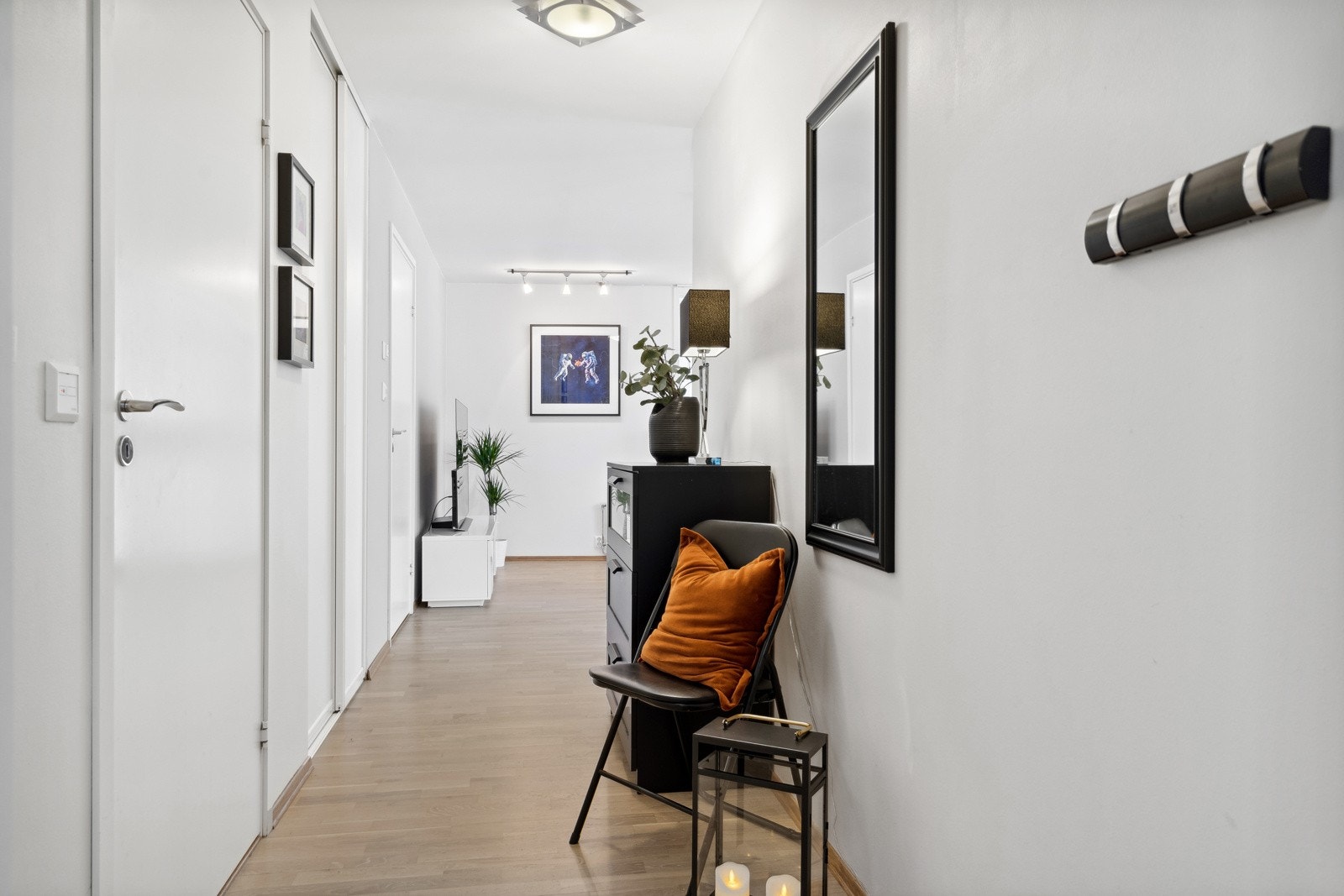 Parkett på gulv i stuen, kjøkkenet og soverommet Galleribilde