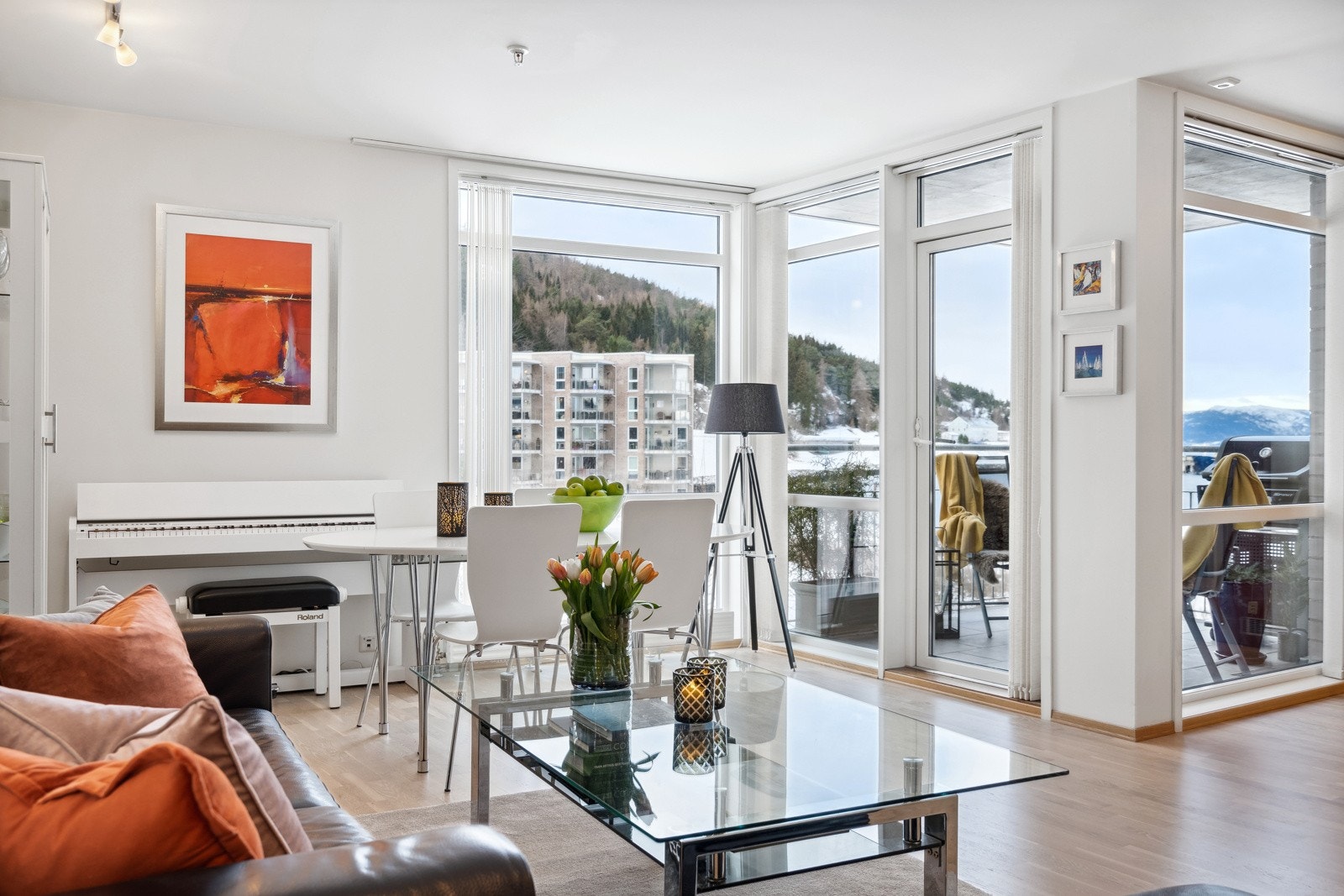 Leiligheten har rause vindusflater og generøs takhøyde Galleribilde