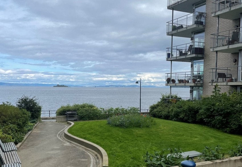 Sameiet prydes av flott felles parkområde, med direkte tilgang på promenaden langs fjorden Galleribilde