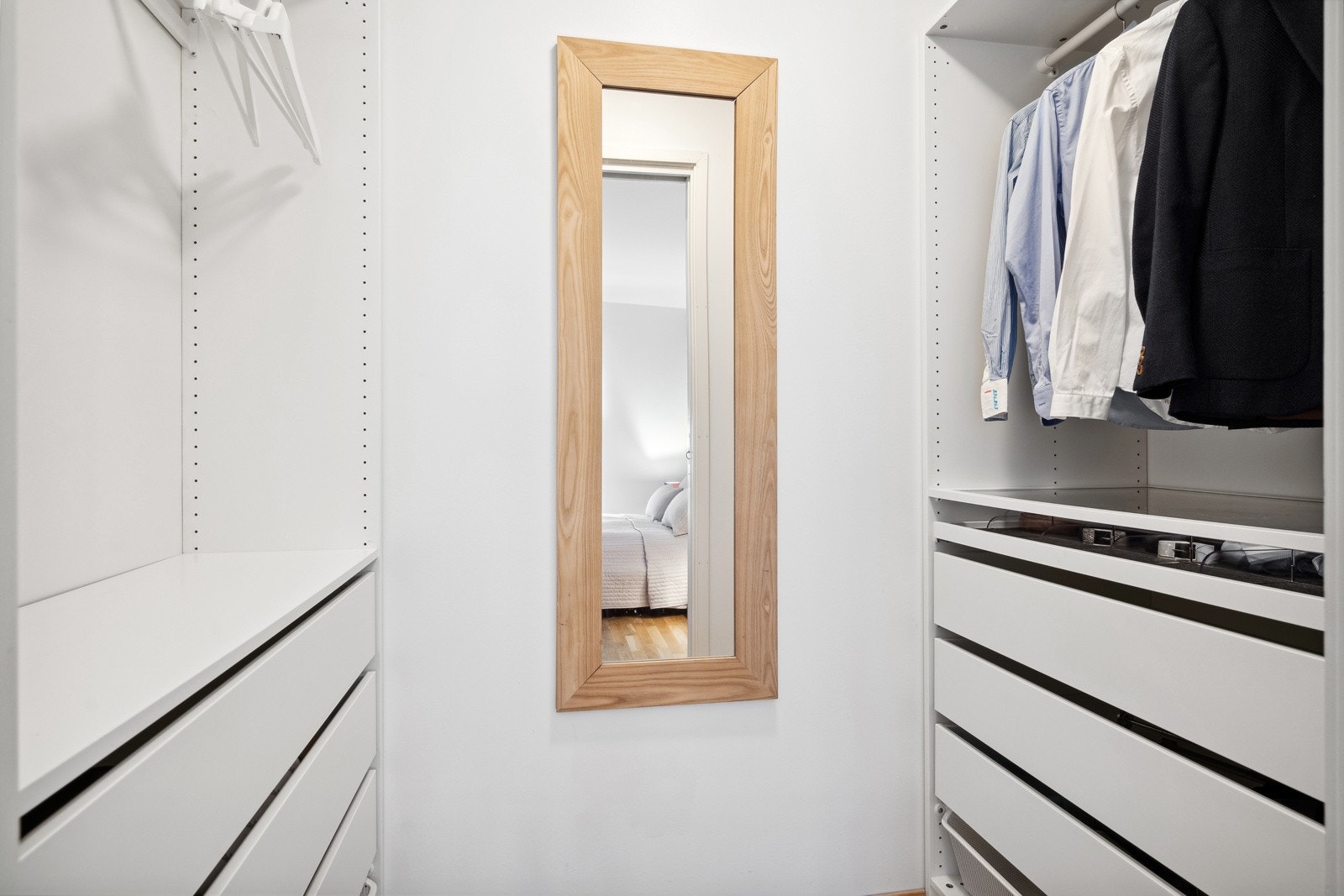 Fra soverommet har du tilgang til eget walk-in closet på 2,3kvm Galleribilde