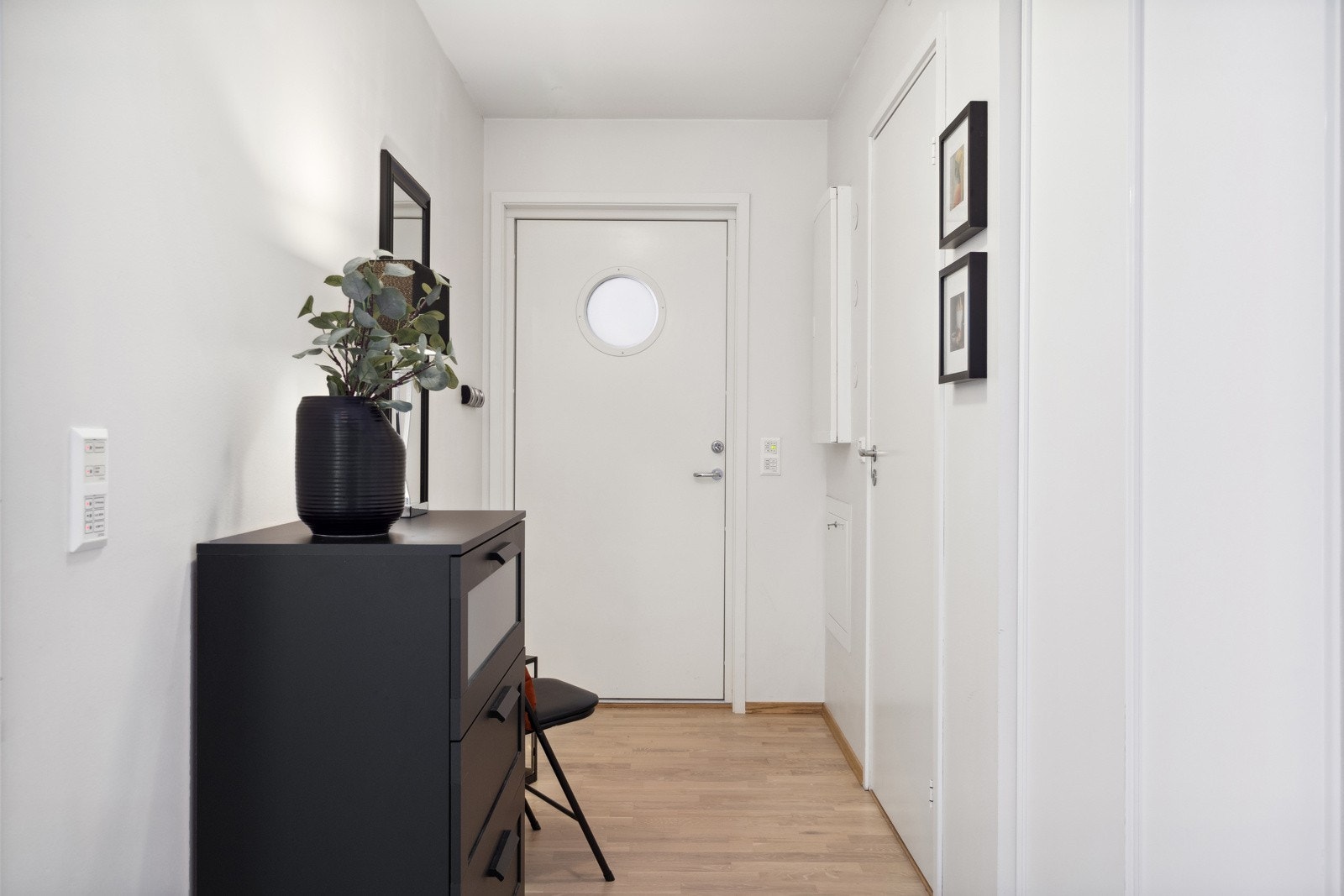 Romslig entré med god plass til oppbevaring av sko- og yttertøy Galleribilde