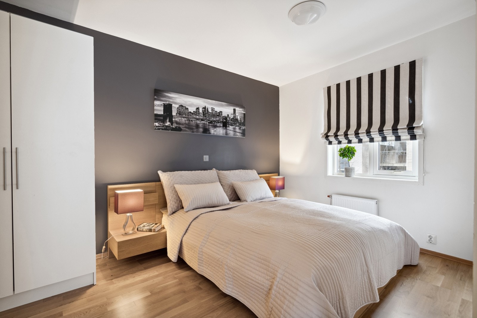 Soverommet er på hele 11kvm med god plass til dobbeltseng, nattbord og garderobeløsninger Galleribilde