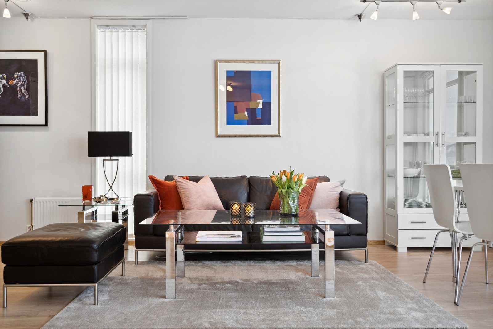 Romslig stue på hele 26kvm med planløsning som åpner opp for et ekstra soverom. Her har man allerede stikkontakt, fjernvarmeradiator og vindu, slik at man kun vil trenge lettvegger Galleribilde